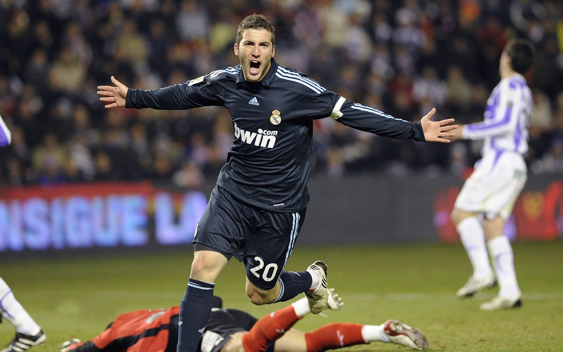 爱游戏官方-“法甲追逐战：多队争夺首位，战况激烈”，法甲的强队