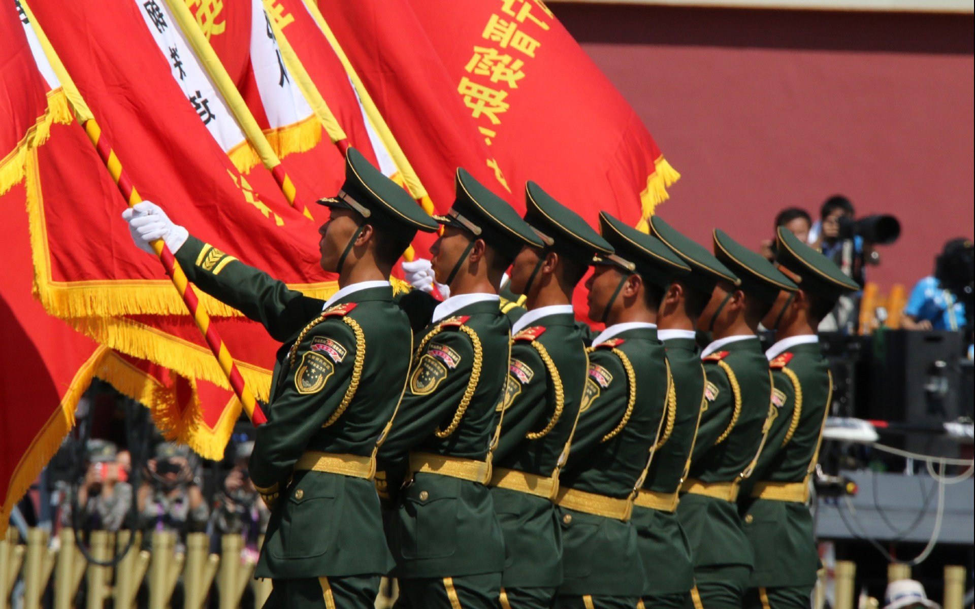 他的“钢铁防线”在与勇士的比赛中屡次锁死对方外围,助球队稳住局势!